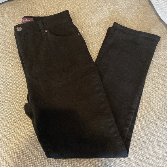 Gloria Vanderbilt SZ 6 Amanda Jeans - 14.5”W stretches to 16” x 37” L x 11” rise - Picture 8 of 10